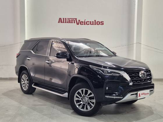 TOYOTA HILUX SW4 2.8 D-4D TURBO DIESEL SRX 7L 4X4 AUTOMÁTICO